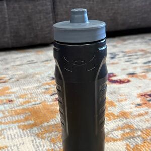 Under Armour  Brand Plastic Squeeze Water Bottle 32 oz Grey Black Sports workout
